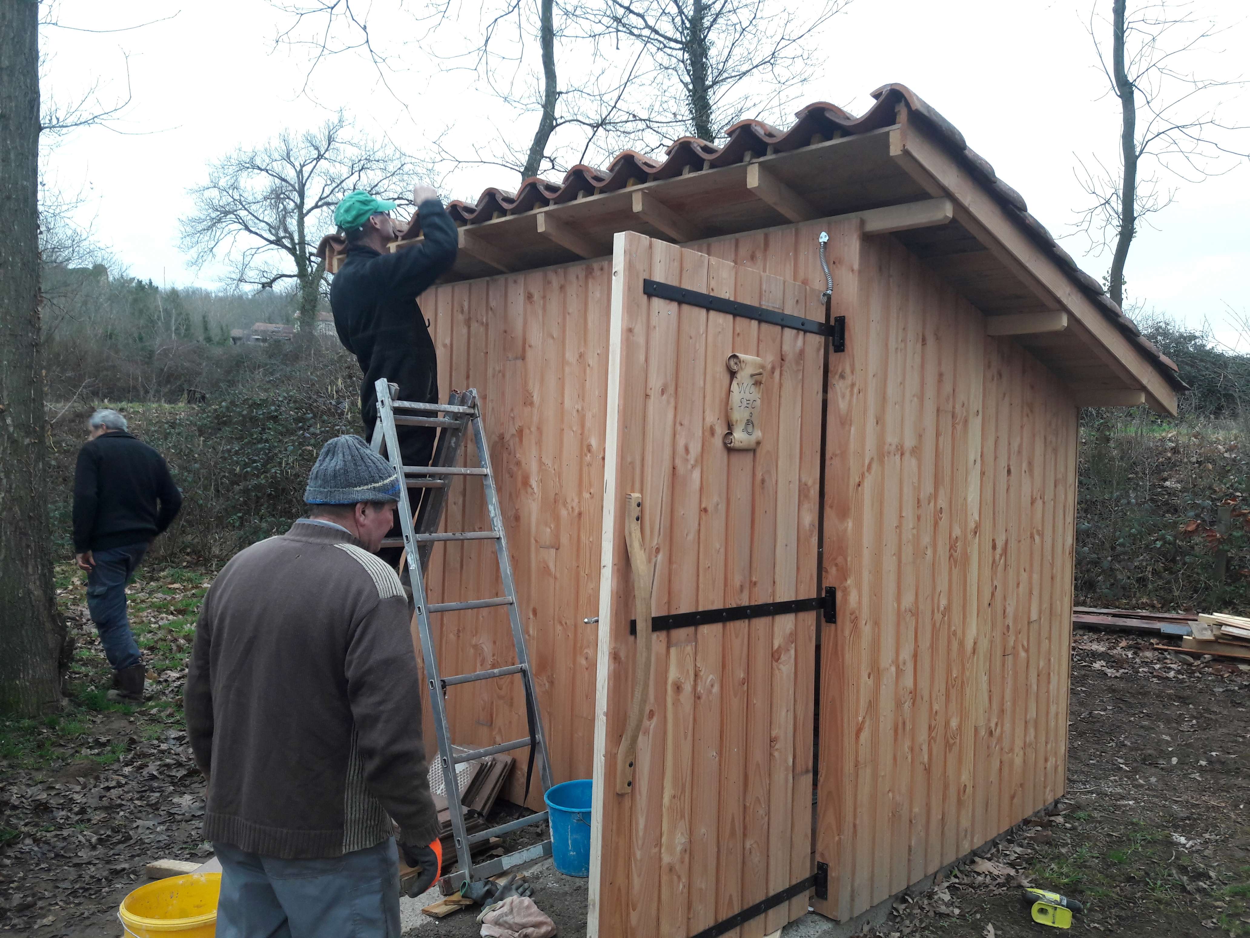 Trois toilettes sèches à Donzy